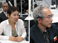筑波宇宙センターでミッションの様子をモニタする石黒名誉教授（左）、逢坂教授（右）