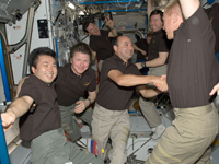 STS-127クルーを迎える若田宇宙飛行士らISSクルー（飛行3日目）（提供：NASA）