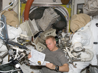 「クエスト」（エアロック）で作業を行うコプラ宇宙飛行士（提供：NASA）
