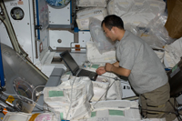 「ハーモニー」（第2結合部）で作業を行う野口宇宙飛行士（提供：NASA）