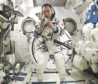 「きぼう」日本実験棟船内実験室でソコル宇宙服の着用方法を説明する野口宇宙飛行士（出典：JAXA/NASA）