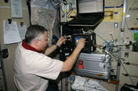 「ズヴェズダ」（ロシアのサービスモジュール）で作業を行うユールチキン宇宙飛行士（出典：JAXA/NASA）
