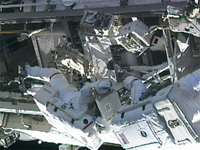 船外活動を行うカードウェル、ウィ―ロック両宇宙飛行士（出典：JAXA/NASA）