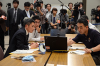 宇宙医学実験支援システムの技術検証実験に関する訓練を行う古川宇宙飛行士（右）（出典：JAXA）