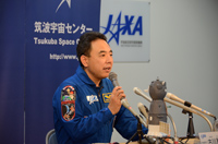 記者会見を行う古川宇宙飛行士（出典：JAXA）