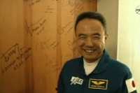 出発前にコスモノートホテルでサインをする古川宇宙飛行士（出典：JAXA/NASA）