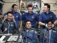 ISS入室後、地上との通信を行う星出宇宙飛行士ら（前列3名）（出典：JAXA/NASA）