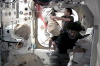 9月5日の船外活動に向けた準備を行う星出、ウィリアムズ両宇宙飛行士（出典：JAXA/NASA
