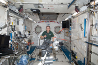 軌道上の「きぼう」船内実験室（中央は作業中のトーマス・マーシュバーン宇宙飛行士）（出典：JAXA/NASA）