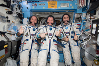 気密点検のためソコル宇宙服を着用したフォード宇宙飛行士ら（出典：JAXA/NASA）