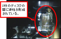マランゴニ対流実験の液柱の様子（側面から撮影）（ｸA輅AXA/諏訪東京理科大学）
