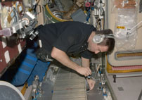 TVISの内部を点検するシャミトフ宇宙飛行士（提供：NASA）