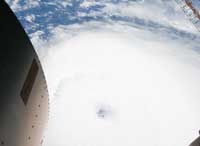 船内実験室の窓から撮影されたハリケーン「アイク」（提供：NASA）