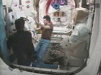 オーラン宇宙服に取り付けるカメラやライトなどの機器を米国の宇宙服から取り外すコノネンコ（右）、シャミトフ（左）両宇宙飛行士 （提供：NASA）