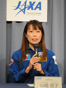 写真：会見での山崎宇宙飛行士