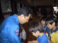 子供たちとふれあう古川宇宙飛行士