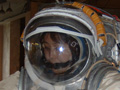 オーラン宇宙服を着用した山崎（旧姓角野）宇宙飛行士