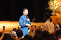 写真：太子町の報告会にて、会場から寄せられた質問に答える野口宇宙飛行士