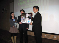 Photo: Astronaut Wakata and representatives of Beijing Foreign Studies University showing a memorial plate