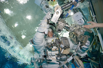 写真：NASAでのプールを使用した船外活動訓練の様子