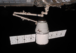 ISSのロボットアームに把持されたドラゴン宇宙船2号機（提供NASA）