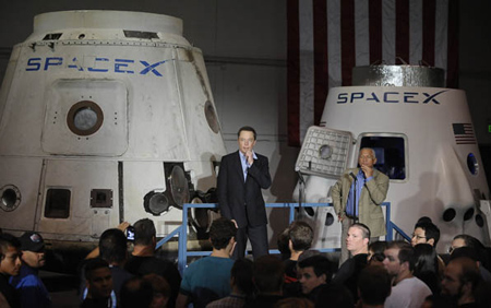 ドラゴン宇宙船の前で、スペースX社社員と対話するイーロン・マスクCEOと訪問したチャールズ・ボールデンNASA長官（提供SPACEX）