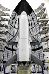 アトラスロケットの衛星ファリング内の打上げ直前のX－37B（提供 US Air Force/ボーイング）