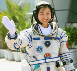 打ち上げ前に手を振る中国初の劉洋（リウ・ヤン）女性宇宙飛行士（提供 共同）