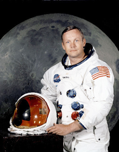 アポロ11号船長ニール・アームストロング宇宙飛行士。アポロ計画時代の宇宙服とヘルメットで。（提供NASA）