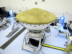 打上げ前エアロシェルの耐熱カバーの中に収納された「キュリオシティ」。はやぶさの帰還カプセルと大きさは違うが形状的には類似しているのに注意。（提供NASA/JPL-Caltech）