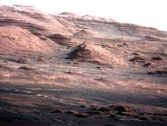 グランドキャニオンに類似する着陸地点の風景。崖の下方には河川敷のような玉砂利が散らばる平地がある。（提供NASA/JPL-Caltech/MSSS）