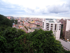 写真7 コタキナバル市街中心を丘の上から