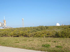 ケネディ宇宙センター（左が発射場）