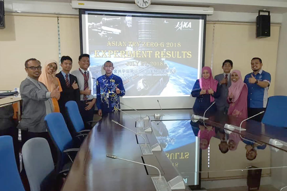 マレーシアの回転リング実験チームと参加者全員