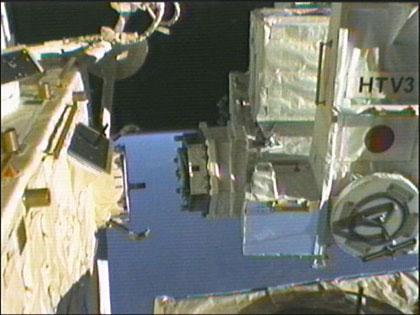 画像：「きぼう」船外実験プラットフォームに取り付けられる曝露パレット（右）