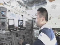 写真：スペースシャトルのロボットアーム（SRMS）を操作する若田宇宙飛行士