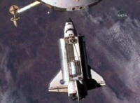 写真：ISSに接近するディスカバリー号