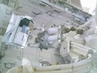 写真：「カナダアーム2」（ISSのロボットアーム）に乗り、船外実験装置を運ぶスタンリー・ラブ宇宙飛行士