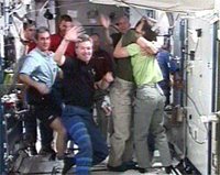 写真：別れの挨拶を交わすISSとスペースシャトルのクルー