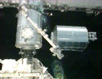写真：ISSのハーモニー（左）へ取り付けられるコロンバス（右）