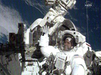 写真：第2回船外活動を行うレックス・ウォルハイム宇宙飛行士