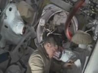 写真：第2回船外活動に向けた準備を行うロバート・ベンケン宇宙飛行士