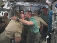 写真：別れの挨拶を交わすSTS-130クルーとISSクルー