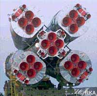横倒しで運ばれるソユーズロケット