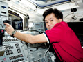 写真：ロボットアームを操作する若田宇宙飛行士。より大きな写真へ