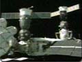 到着したソユーズ宇宙船(右側)