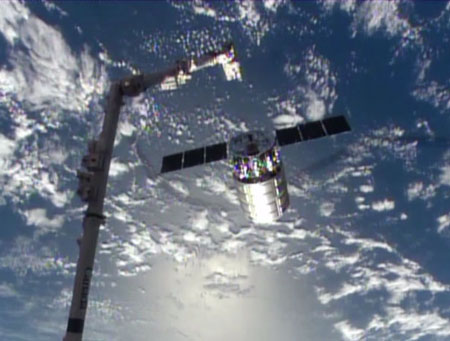 ISSのロボットアーム（SSRMS）から解放されるシグナス補給船（出典：JAXA/NASA）
