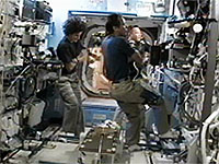 「デスティニー」（米国実験棟）で訓練を行う星出宇宙飛行士ら