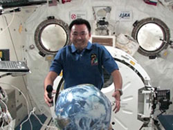 地上の小・中学生と交信する星出宇宙飛行士（8月9日）（出典：JAXA/NASA）