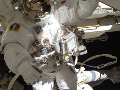 船外活動中の星出宇宙飛行士（8月30日のUS EVA18中に撮影した写真）